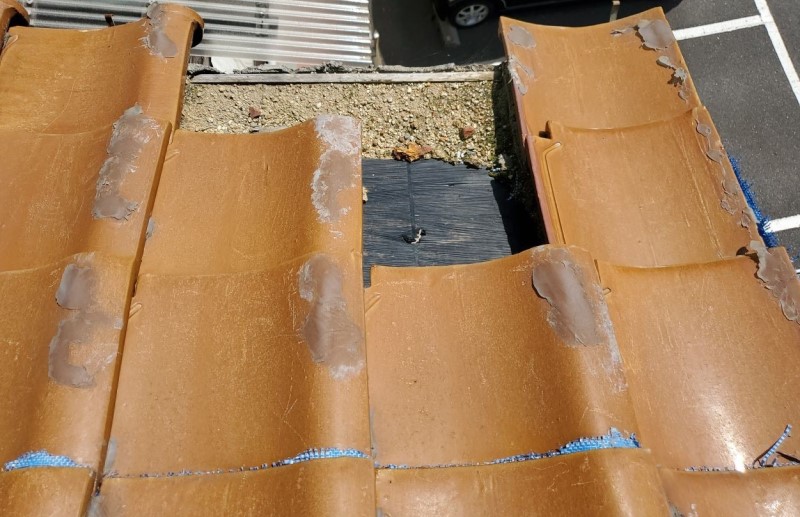 葺き直し工事　瓦が剥がれている　台風被害